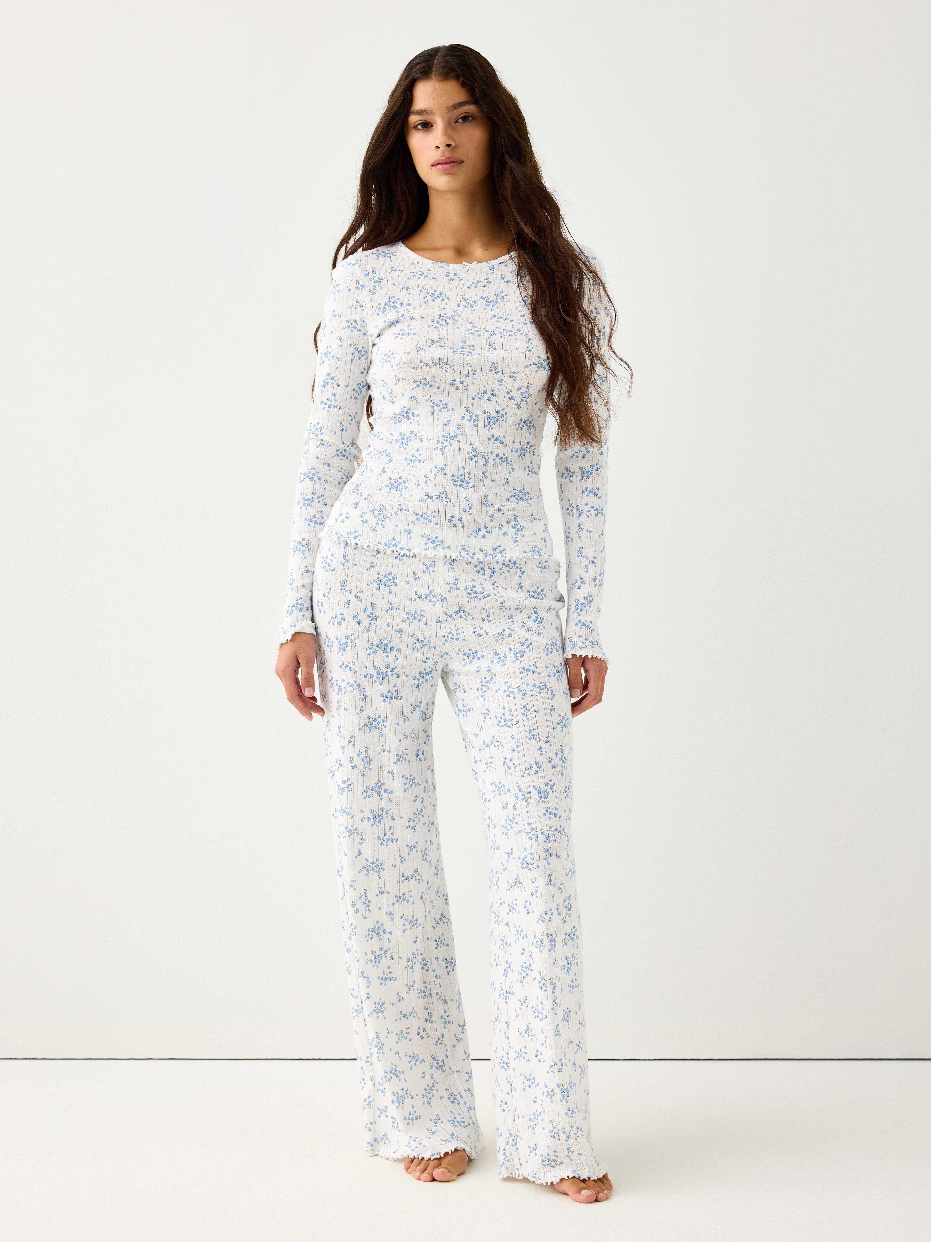 Leveät pyjamahousut, pointelle-materiaalia