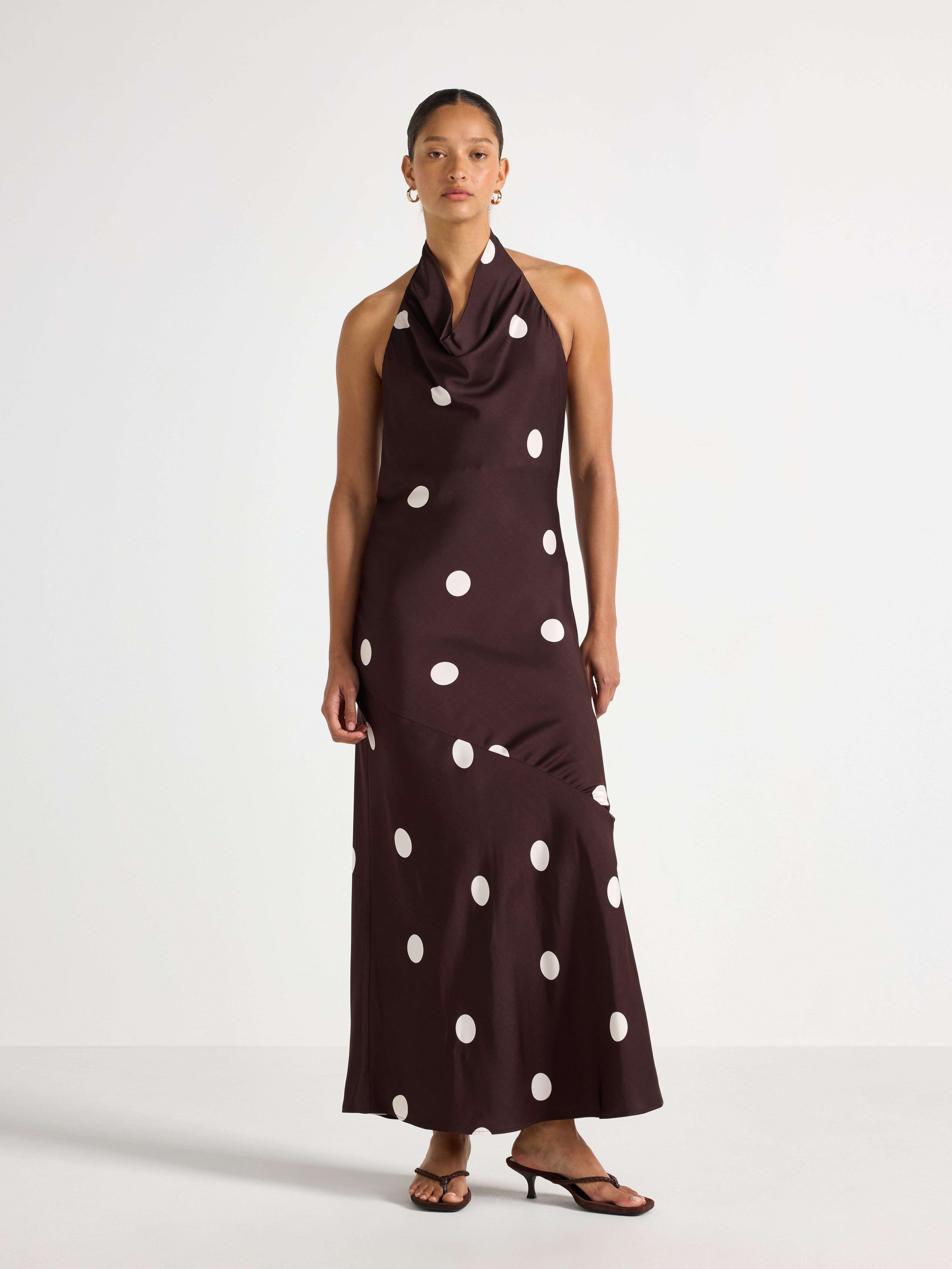 Satiini-mekko, jossa on halterneck-kaulus