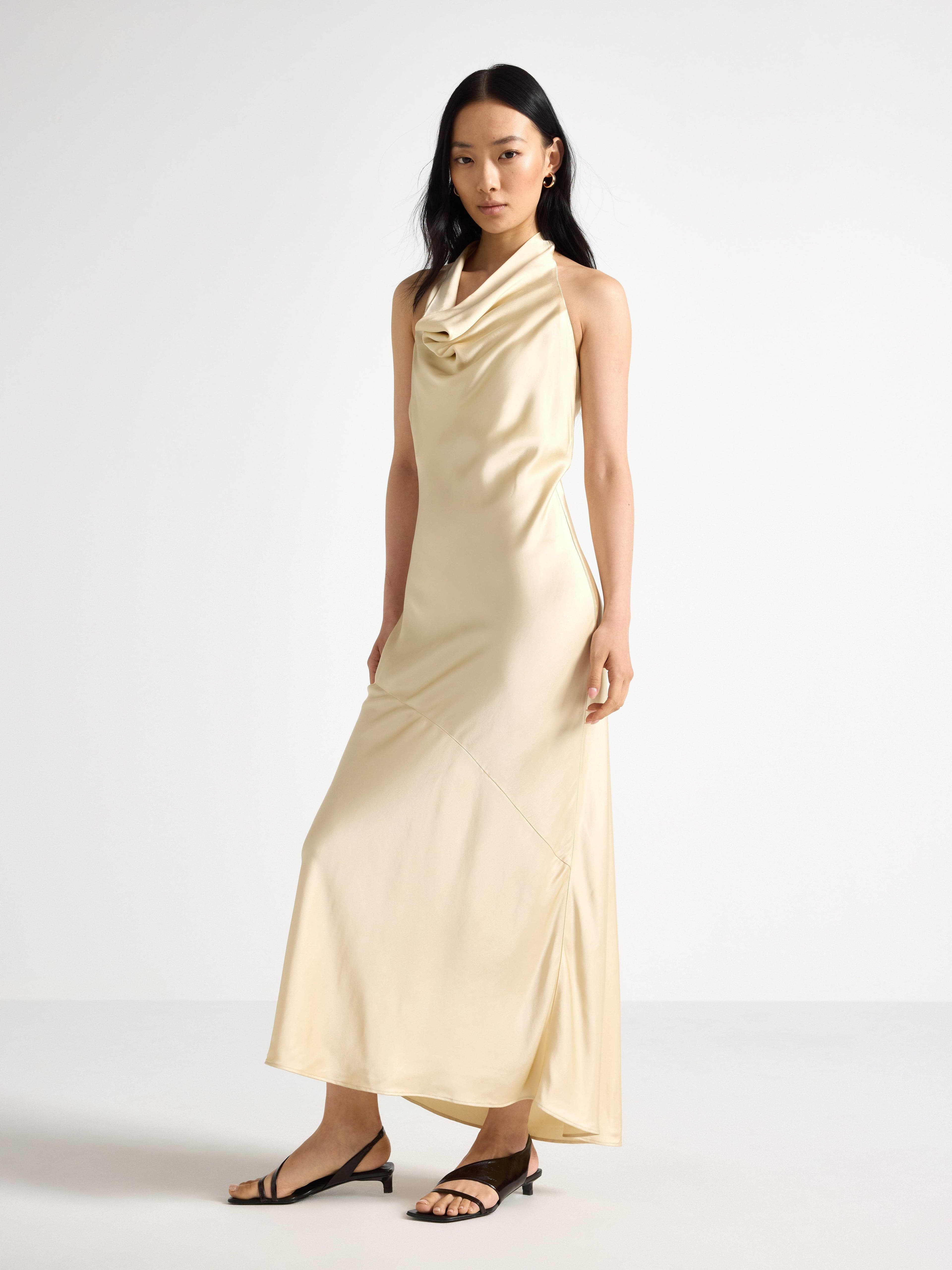 Satiini-mekko, jossa on halterneck-kaulus