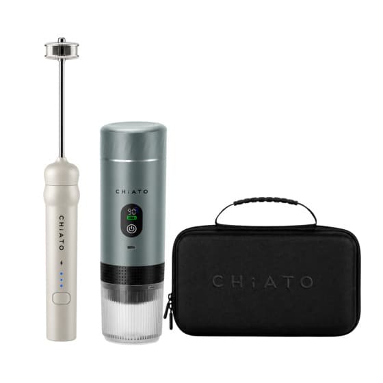 CHiATO nanoPLAY -maidonvaahdottimen ja kannettavan brewPLAY Smart Traveller -espressokeittimen setti – pehmeä kerma ja harmaa