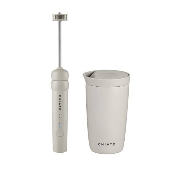 CHiATO nanoPLAY -maidonvaahdotin ja CHiATO Home dailySIP -matkamukisetti – kermainen