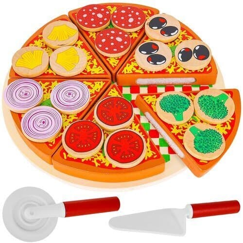 Puinen pizza lisävarusteilla leikkikeittiöön