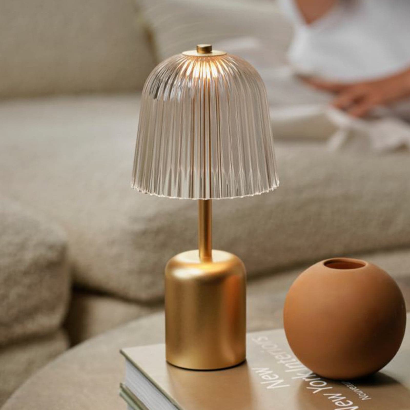 Asteea LED-akkukäyttöinen pöytälamppu messinkivärinen korkeus 27 cm Nuura Aps - Terassi - Moderni - Metalli - Varjostimella