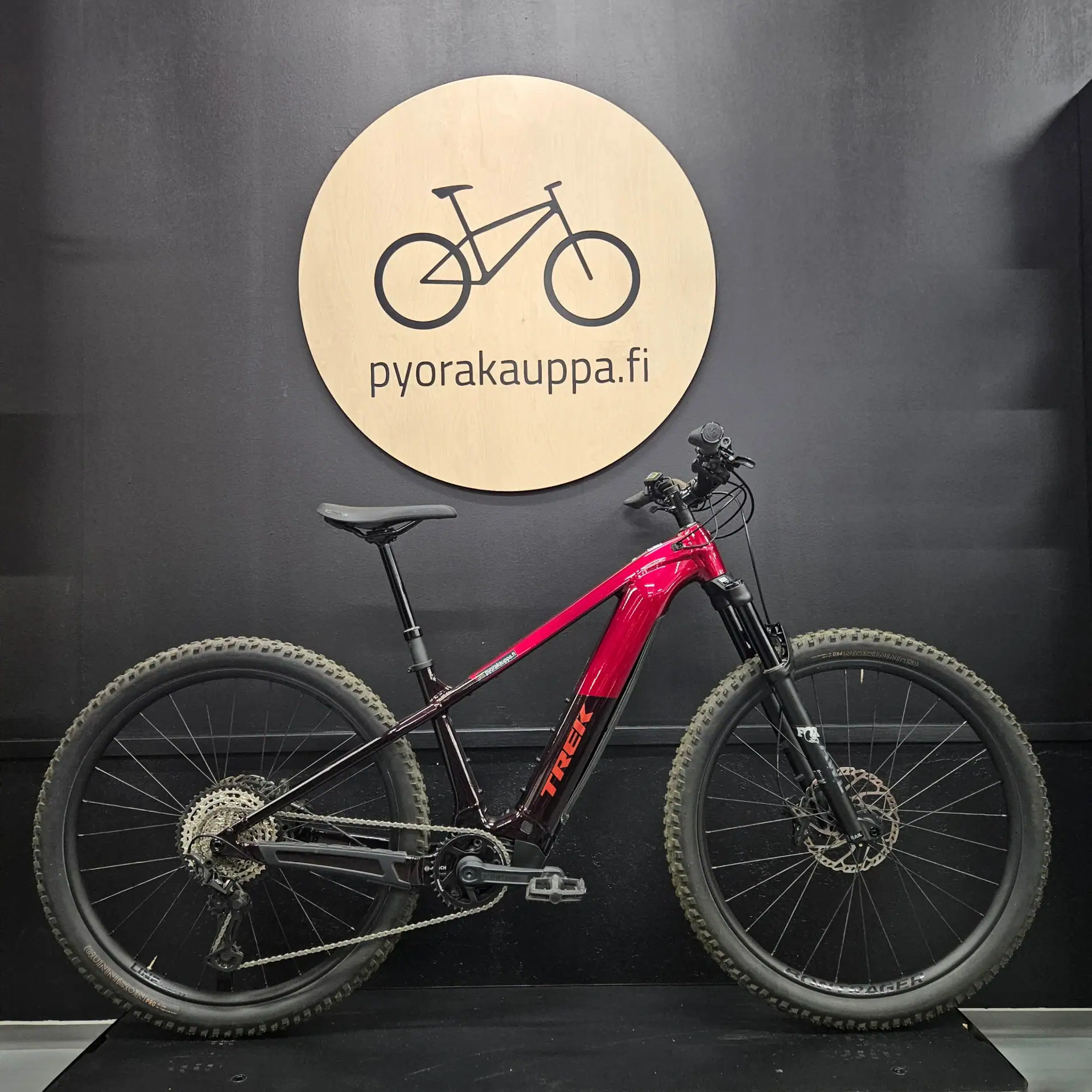 Testipyörä Trek Powerfly+ 8 Gen 5 M crimson/dark carmine